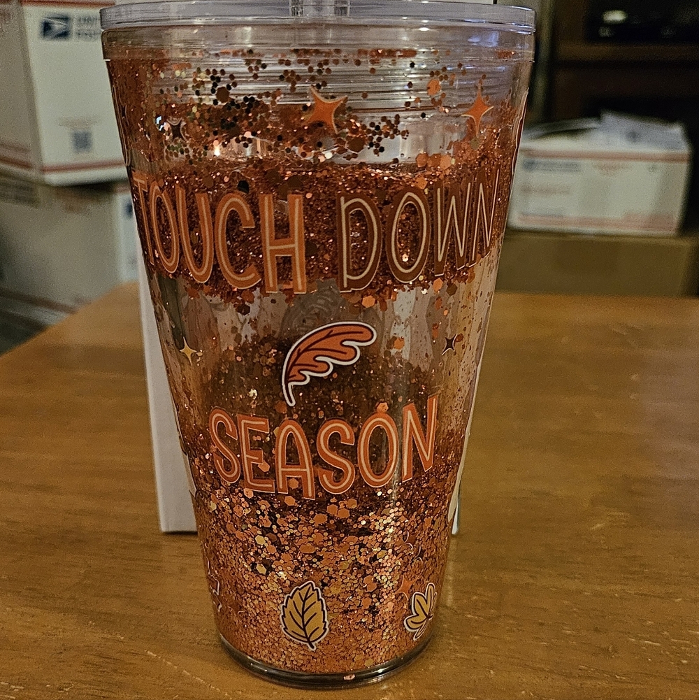 Touch Down Season Orange Glitter Tumbler does not come with a lid